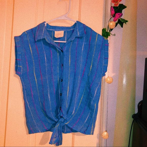 Francesca's Collections Tops - Francesca’s ☆ Button down tie front shirt !